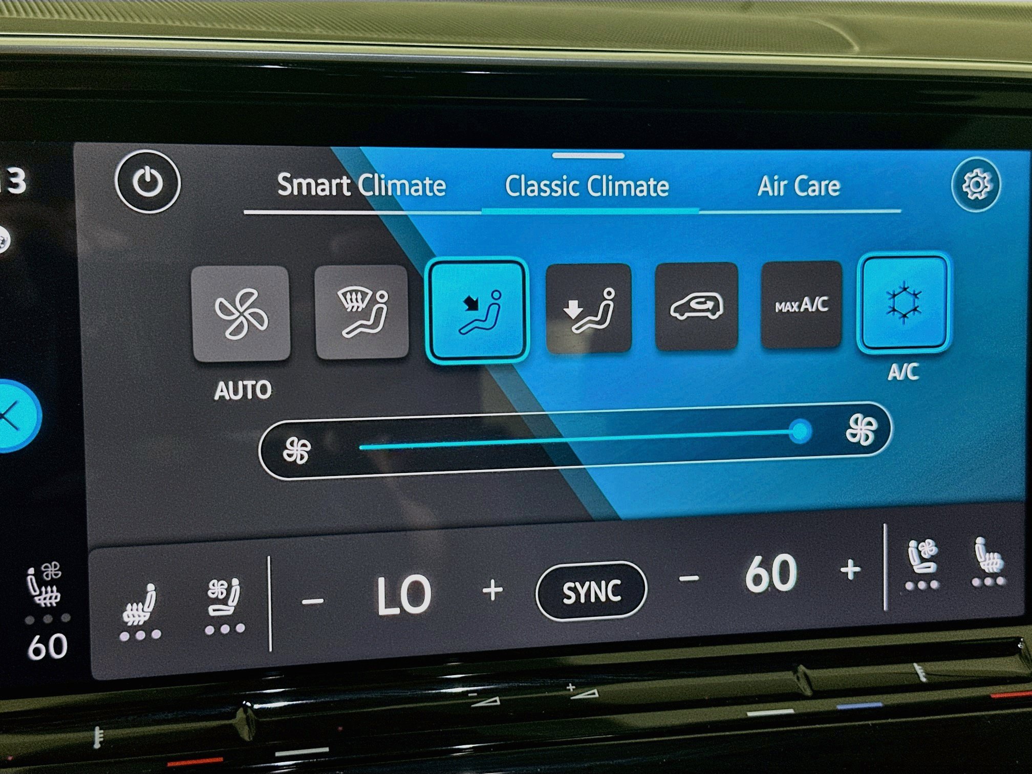 Used 2025 Volkswagen Atlas Cross Sport SE FWD image 24