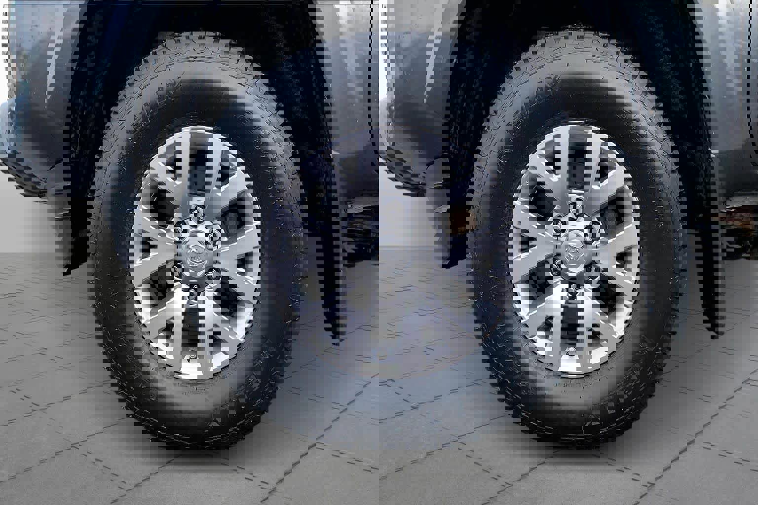 Used 2016 Toyota Tacoma SR5 w/ SR5 Appearance Package (SN) image 11