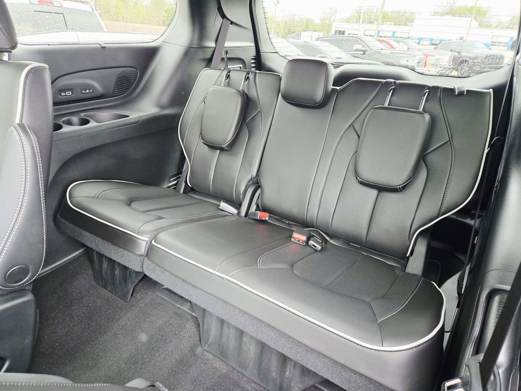 Used 2023 Chrysler Pacifica Limited w/ Uconnect Theater Family Group image 14