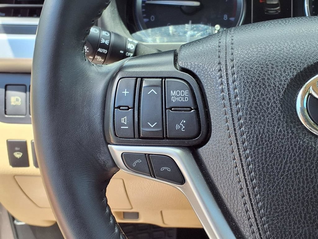 Used 2019 Toyota Highlander XLE FWD image 32