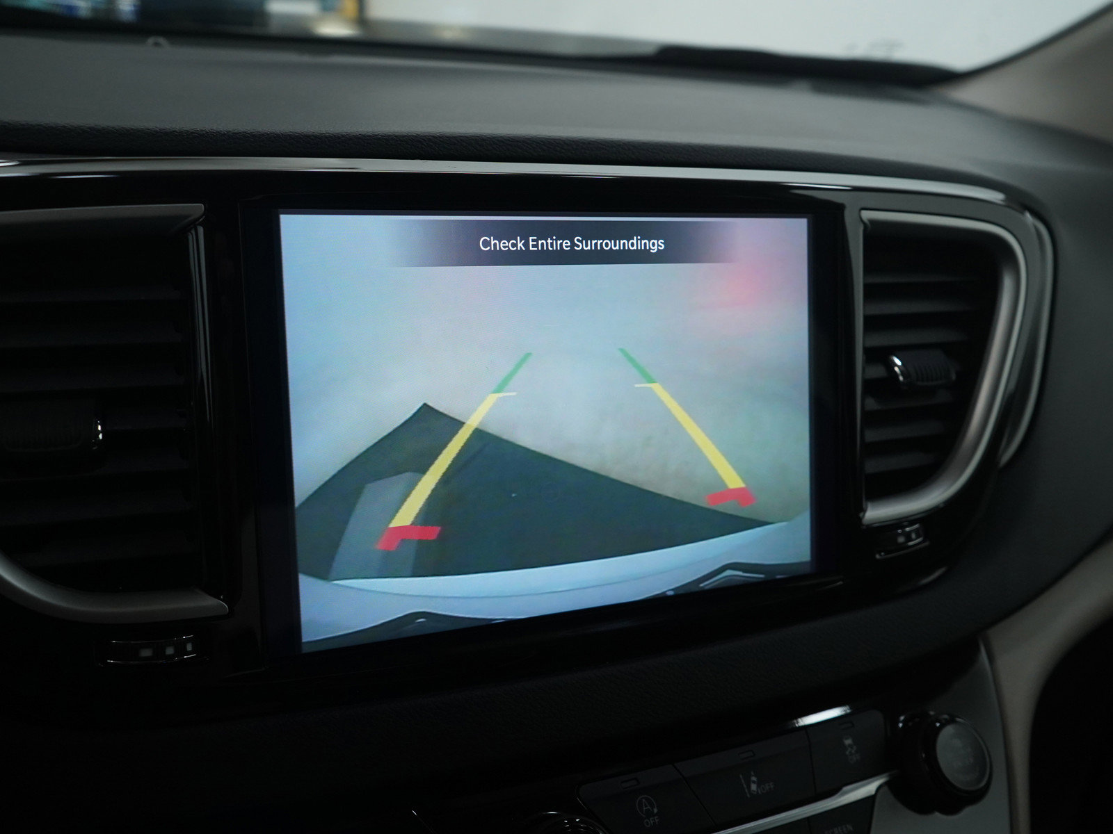 Used 2022 Chrysler Pacifica Touring-L image 25