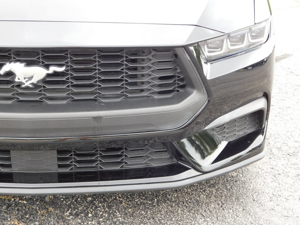 Used 2025 Ford Mustang Coupe RWD image 9