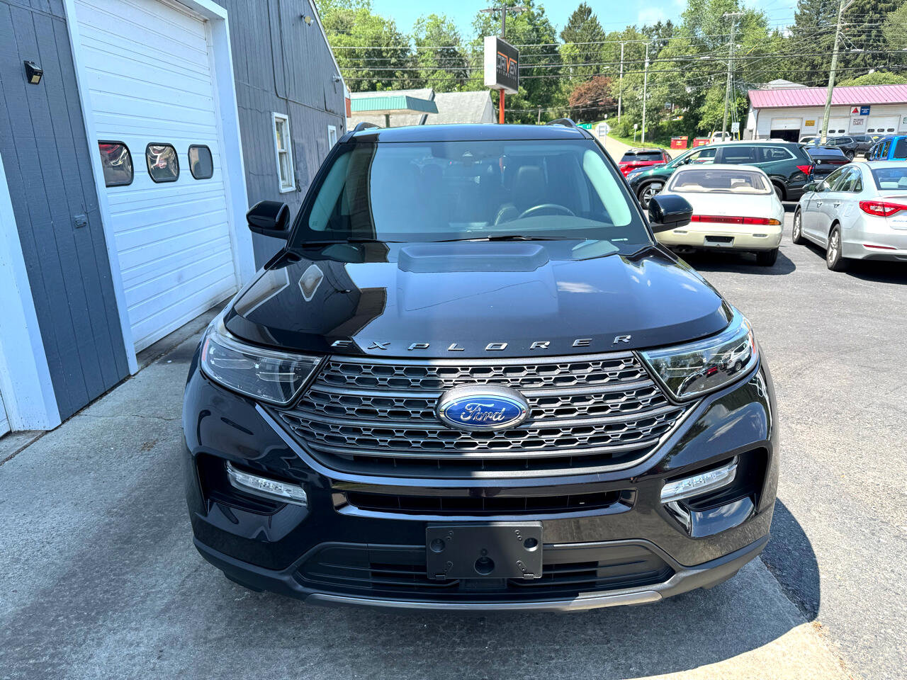Used 2022 Ford Explorer XLT w/ Equipment Group 202A image 2