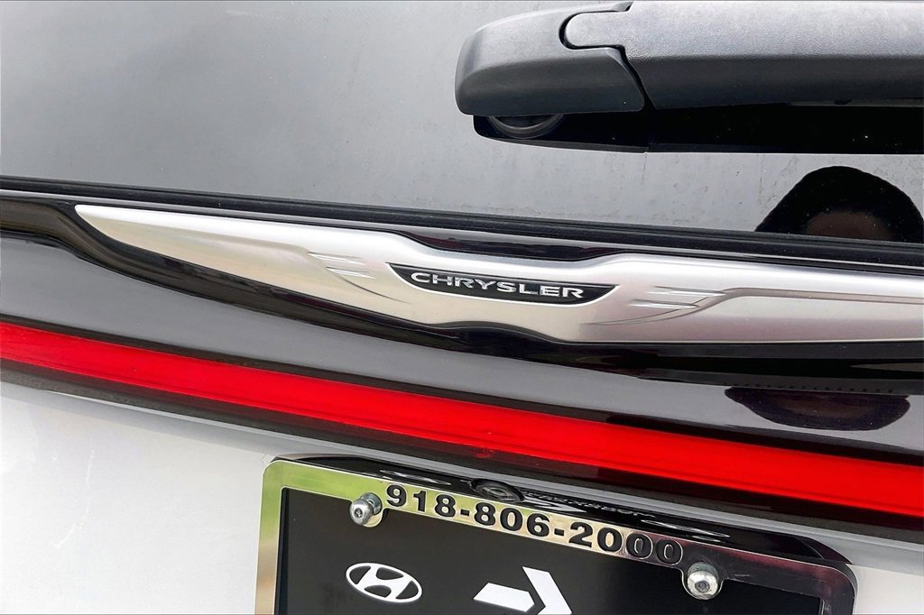 Used 2024 Chrysler Pacifica Touring-L image 11