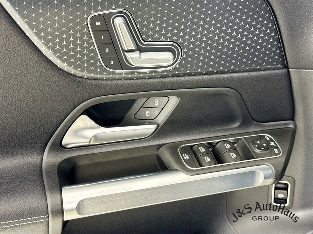 Used 2025 Mercedes-Benz GLB 250 image 22
