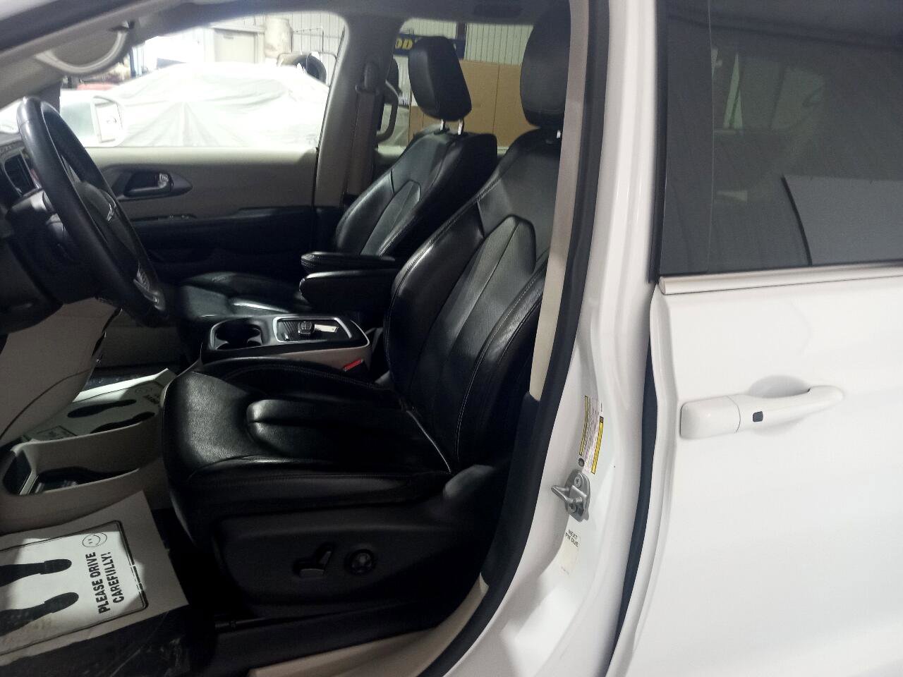 Used 2022 Chrysler Pacifica Touring-L image 6
