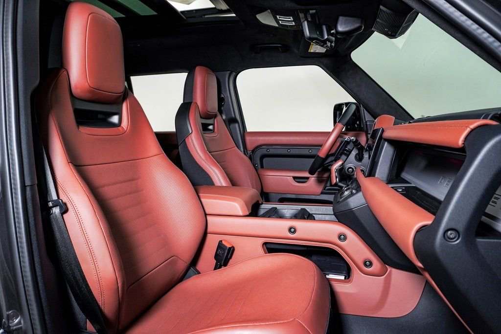 Used 2025 Land Rover Defender 110 image 15