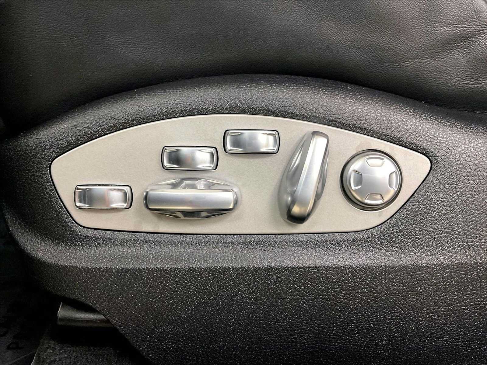 Certified 2023 Porsche Macan AWD/4WD image 38