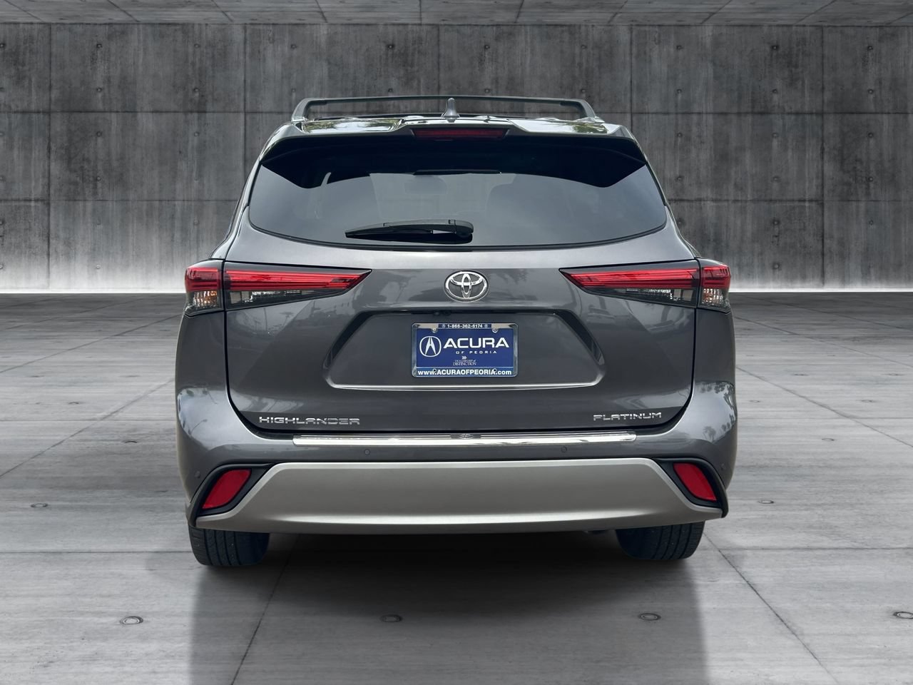 Used 2023 Toyota Highlander Platinum FWD image 4