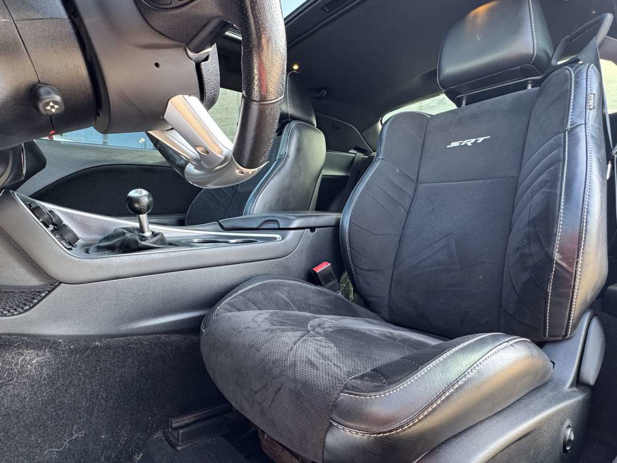 Used 2015 Dodge Challenger SRT image 28