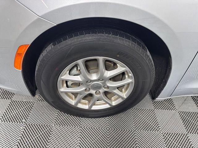Used 2023 Chrysler Pacifica Touring-L image 10