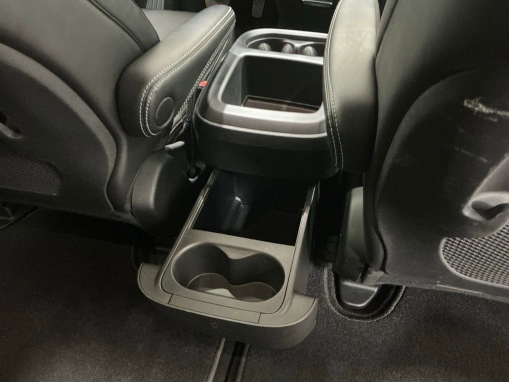 Used 2025 Chrysler Pacifica Select image 28