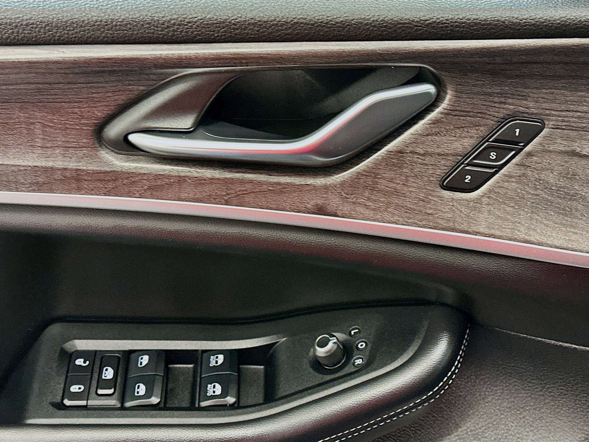 Used 2024 Jeep Grand Cherokee L Limited w/ Luxury Tech Group II image 15