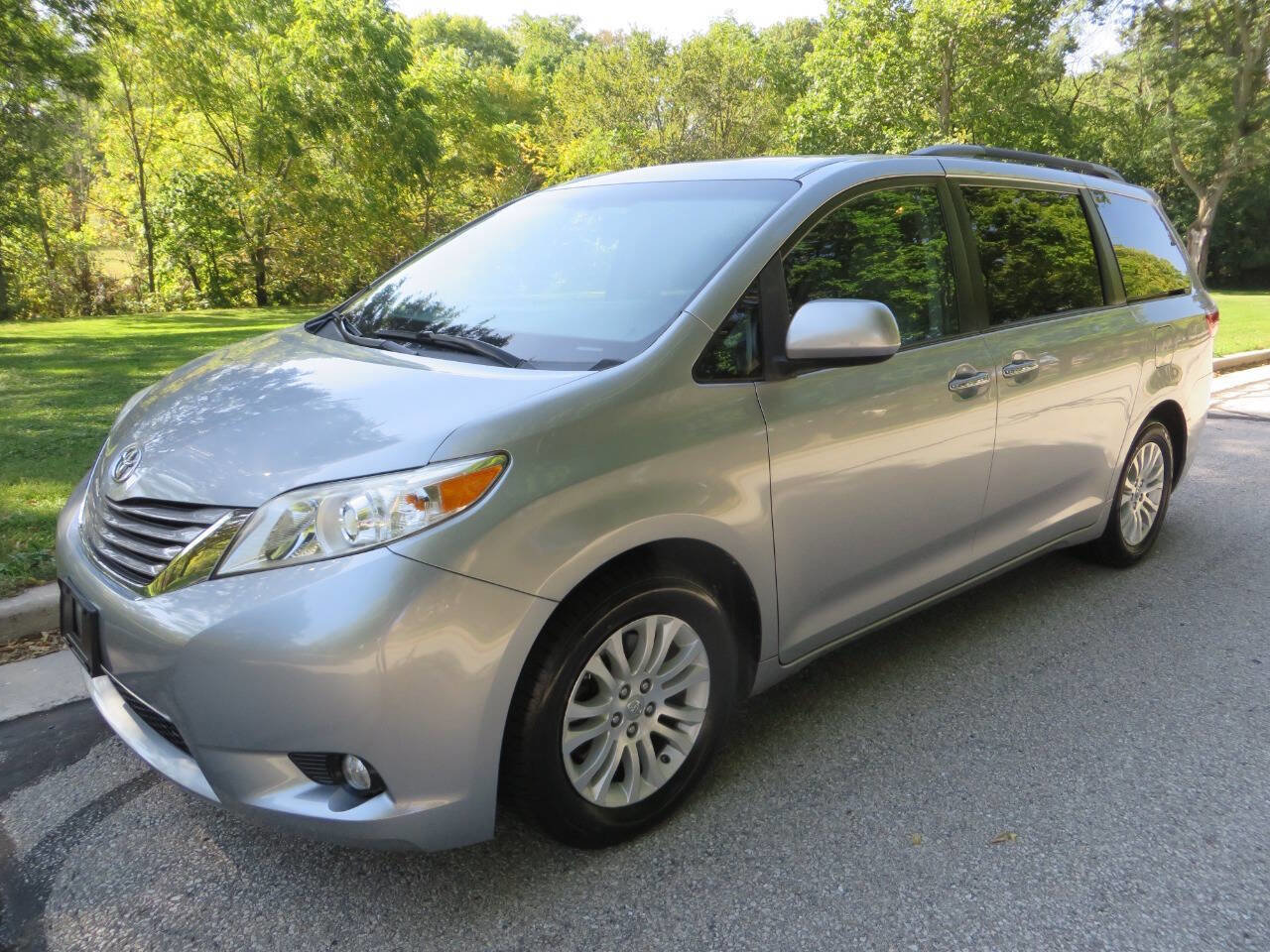 Used 2017 Toyota Sienna image 1