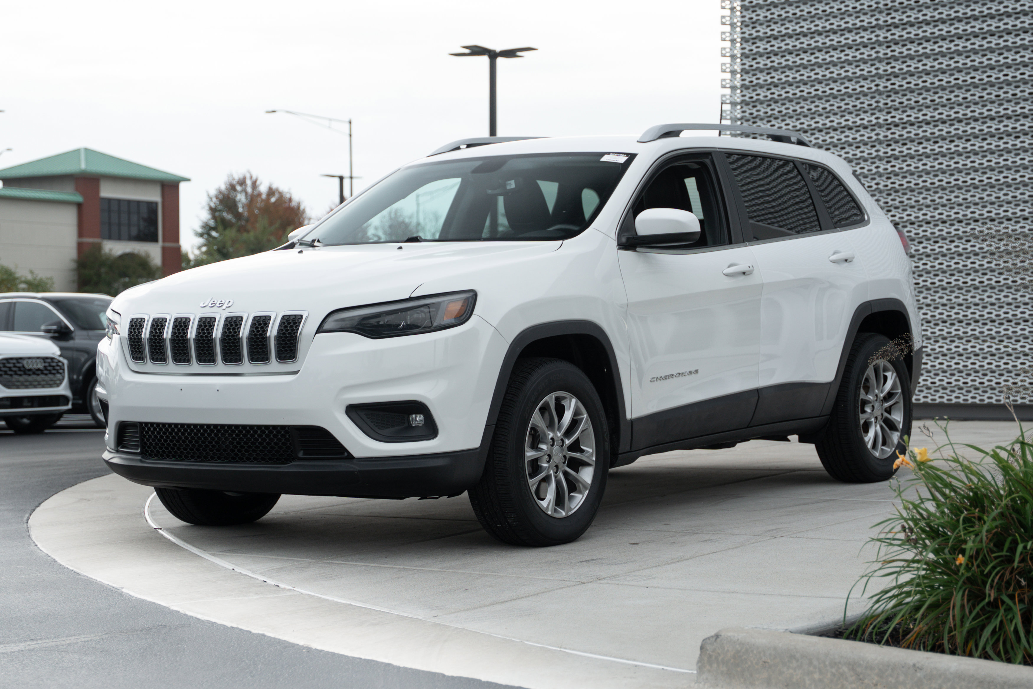 Used 2019 Jeep Cherokee Latitude Plus w/ Comfort/Convenience Group image 6