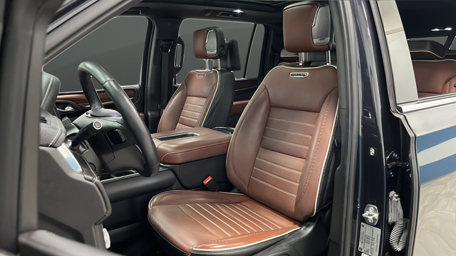 Used 2023 GMC Yukon XL Denali Ultimate AWD/4WD image 9