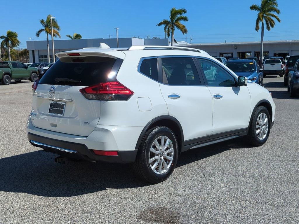 Used 2017 Nissan Rogue SV w/ SV Premium Package image 5