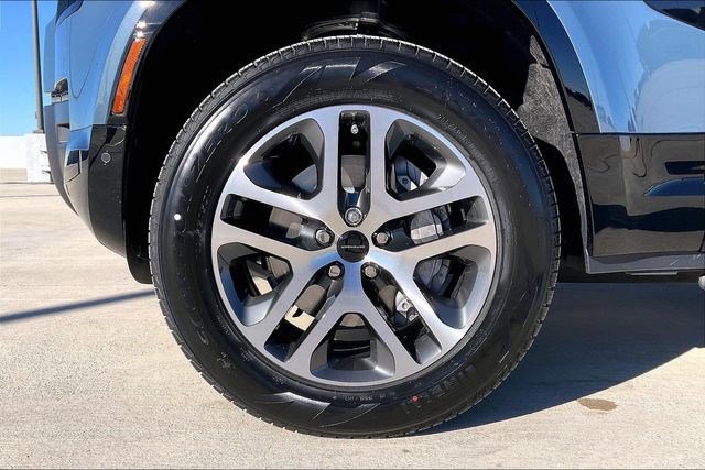 New 2026 Land Rover Defender 110 X-Dynamic SE image 15