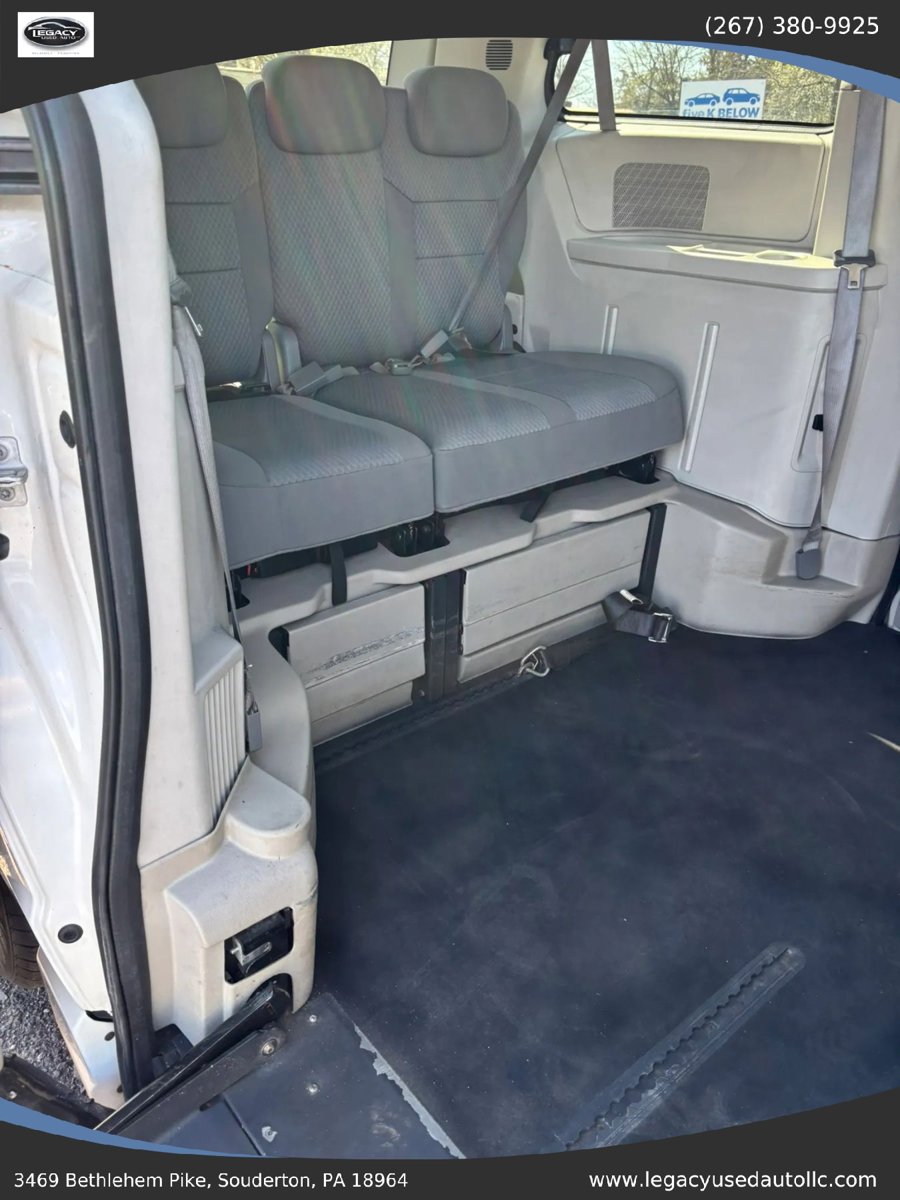 Used 2010 Chrysler Town & Country Touring FWD image 63