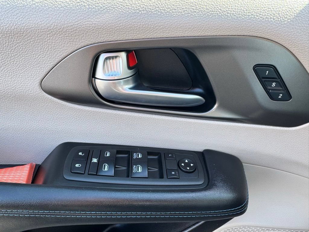 Used 2021 Chrysler Pacifica Touring-L FWD image 23