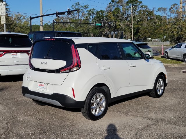 Used 2024 Kia Soul LX w/ LX Technology Package FWD image 2