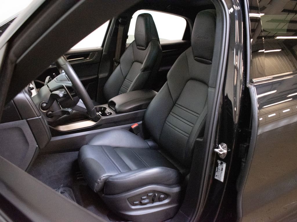 Certified 2025 Porsche Cayenne Turbo image 5