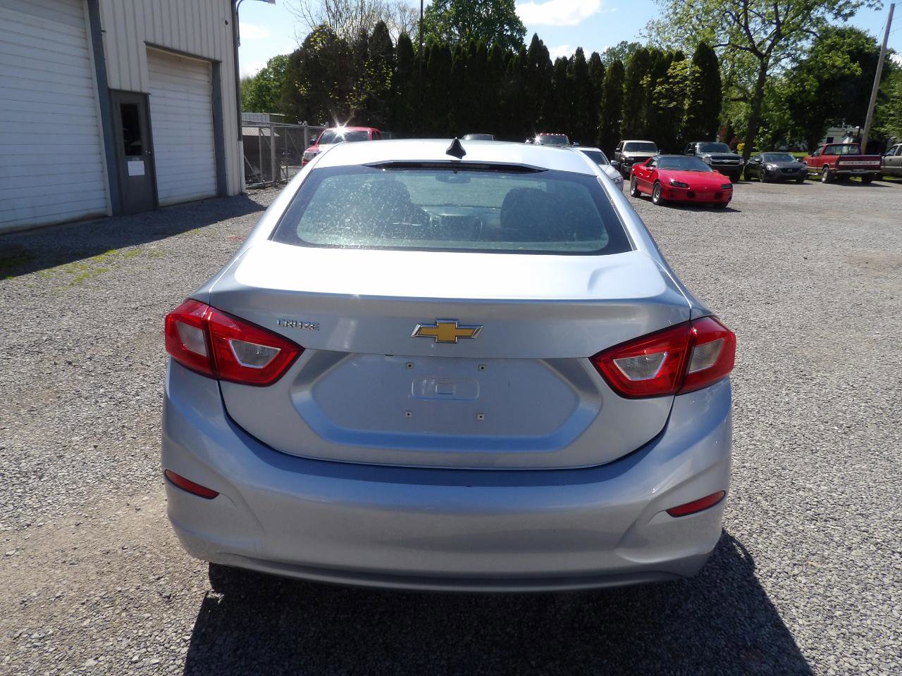 Used 2018 Chevrolet Cruze LS FWD image 4