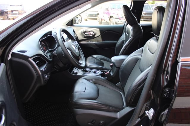 Used 2019 Jeep Cherokee Latitude Plus w/ Cold Weather Group AWD/4WD image 11