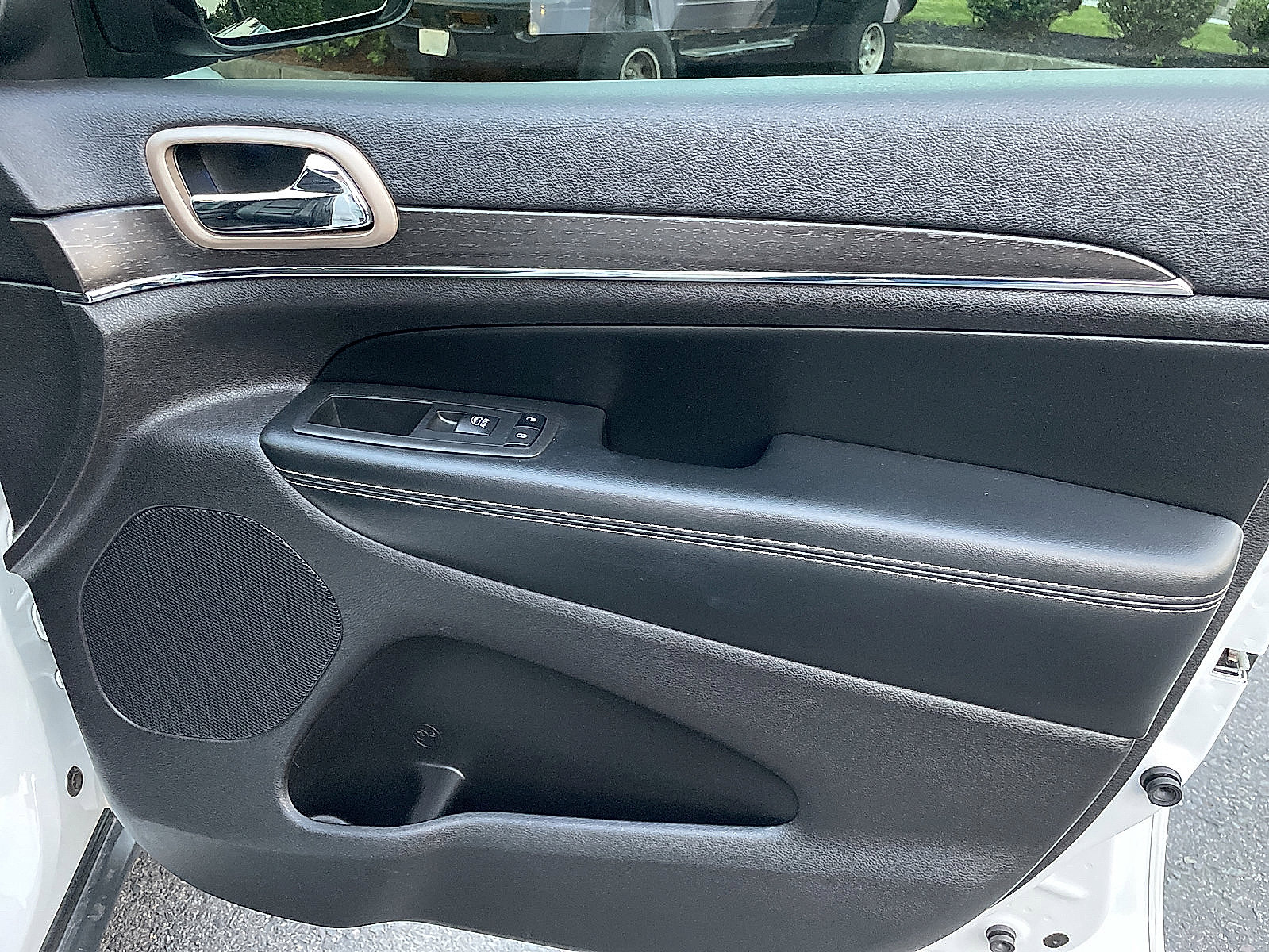 Used 2017 Jeep Grand Cherokee Limited image 31