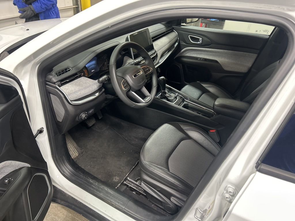 Used 2025 Jeep Compass Latitude image 2