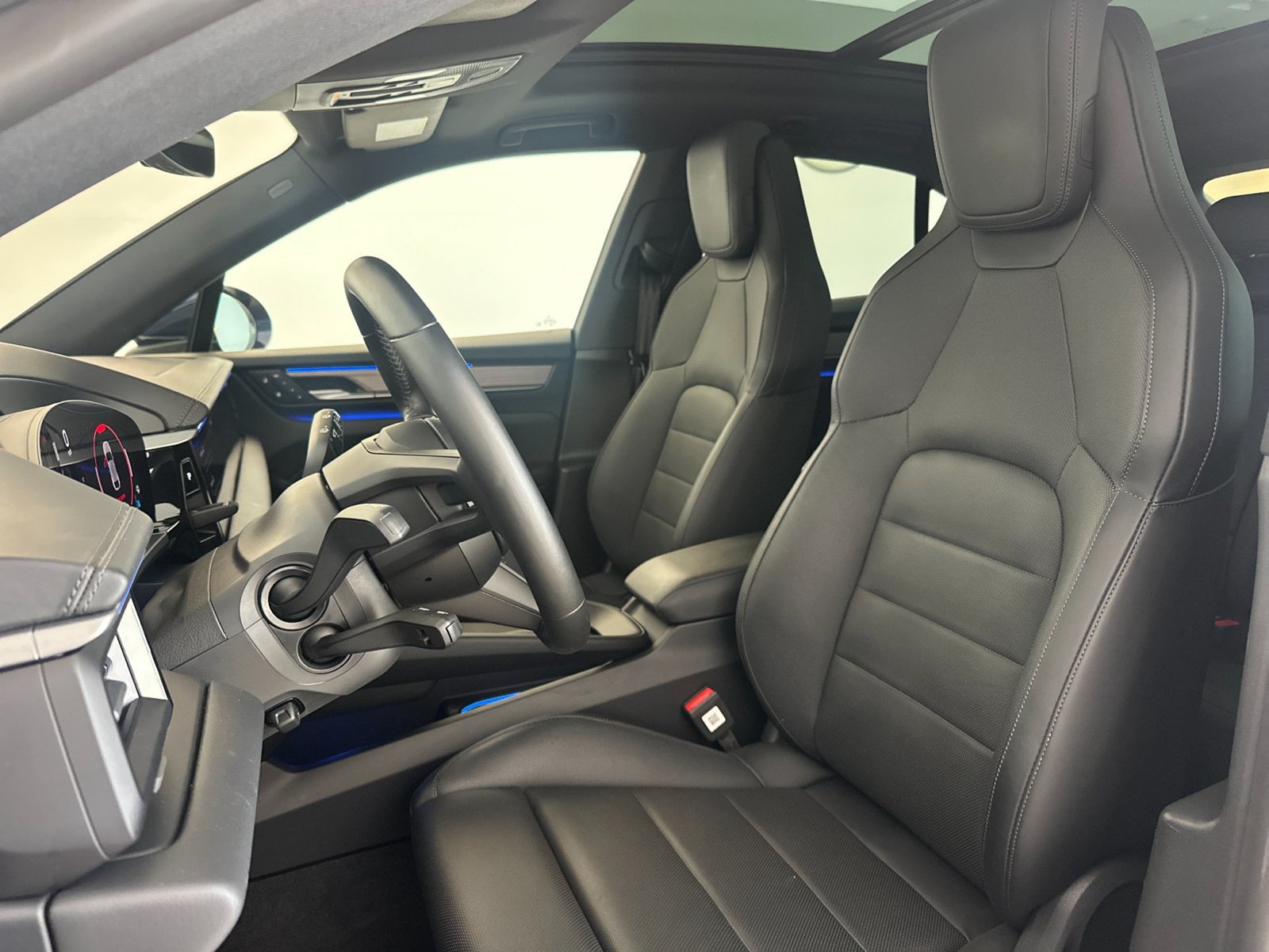 Certified 2024 Porsche Macan 4 Electric AWD/4WD image 5