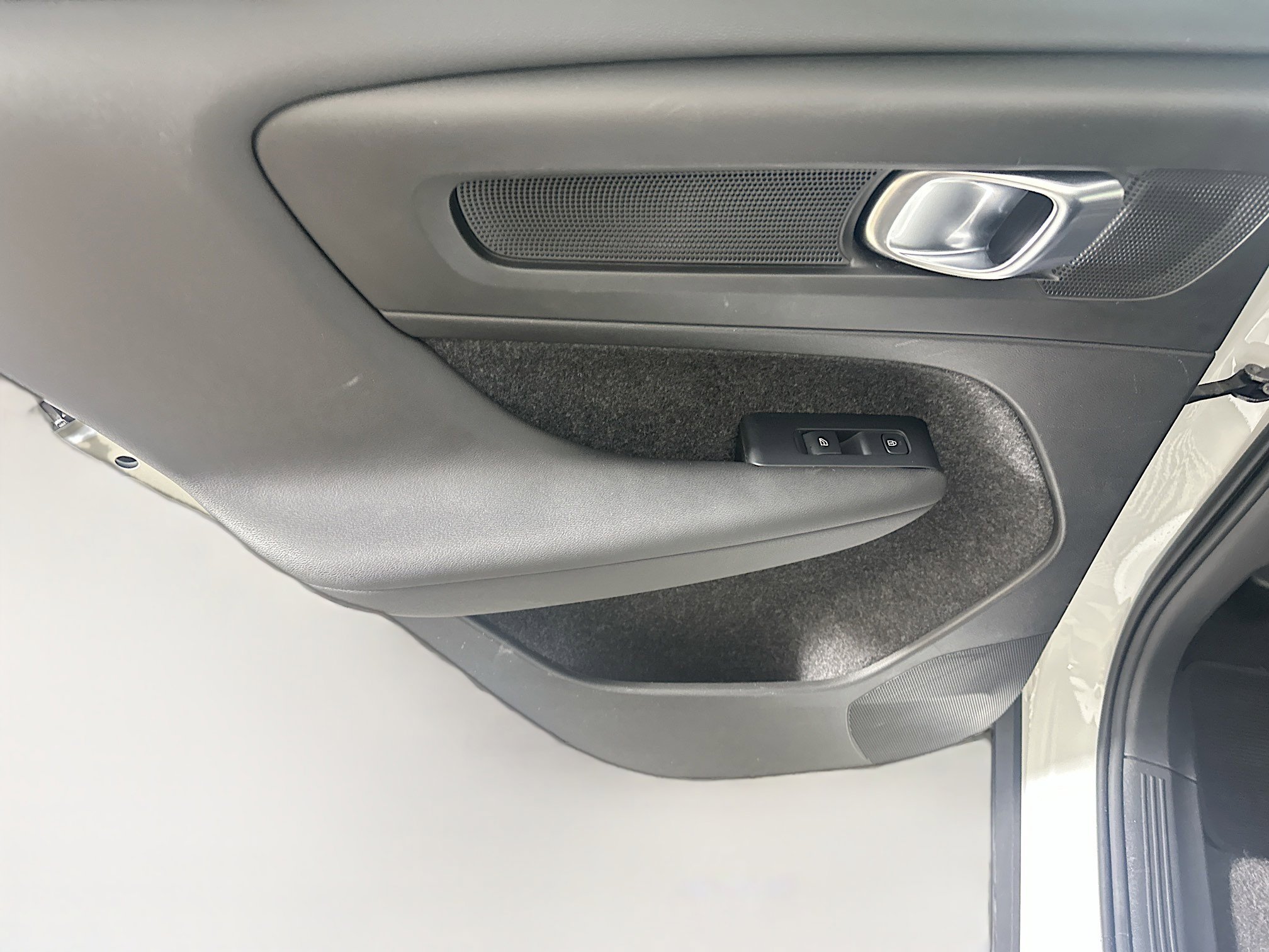 Used 2024 Volvo XC40 B5 Plus w/ Climate Package image 25