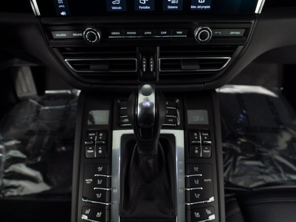 Certified 2021 Porsche Macan Turbo AWD/4WD image 29