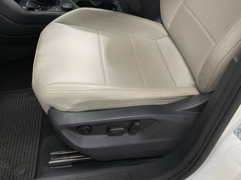 Used 2020 Volkswagen Tiguan SE w/ 3rd Row Seat Package AWD/4WD image 16