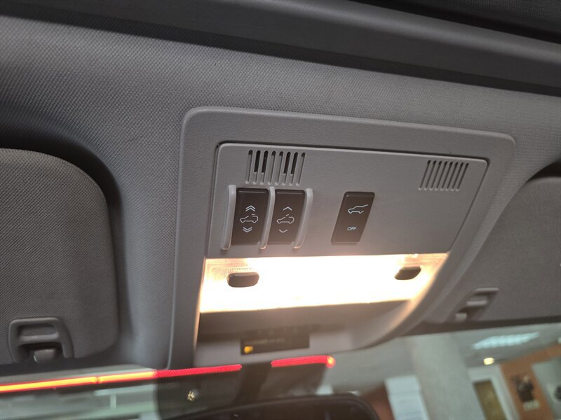Used 2010 GMC Yukon Denali AWD/4WD image 24
