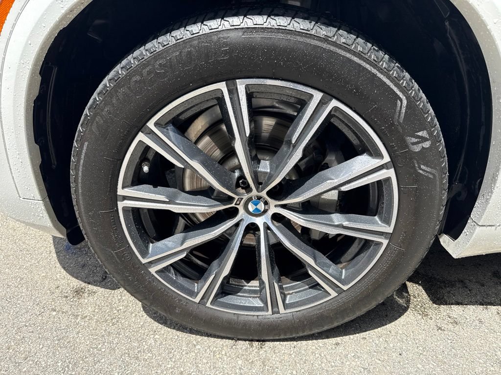 Used 2022 BMW X5 xDrive40i w/ M Sport Package AWD/4WD image 2
