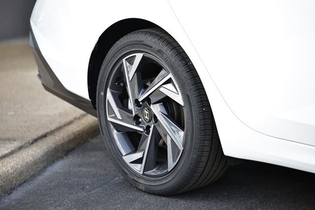 Certified 2025 Hyundai Elantra Limited FWD image 6