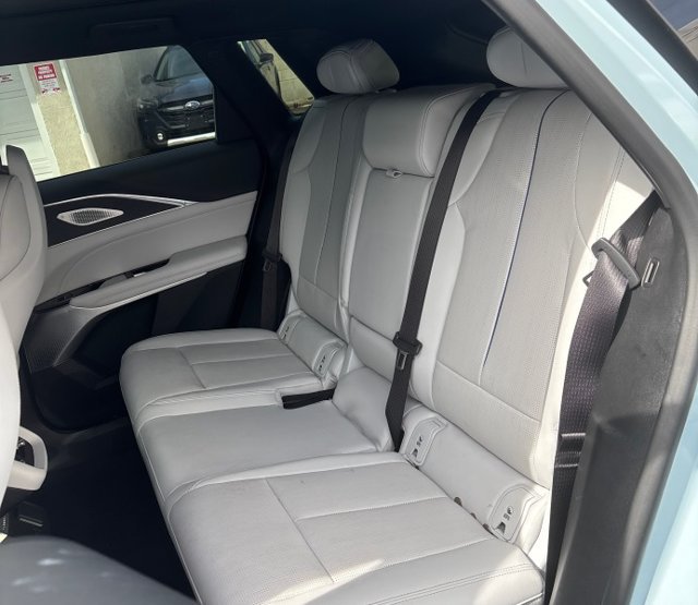 Certified 2024 Cadillac Lyriq Luxury AWD/4WD image 8