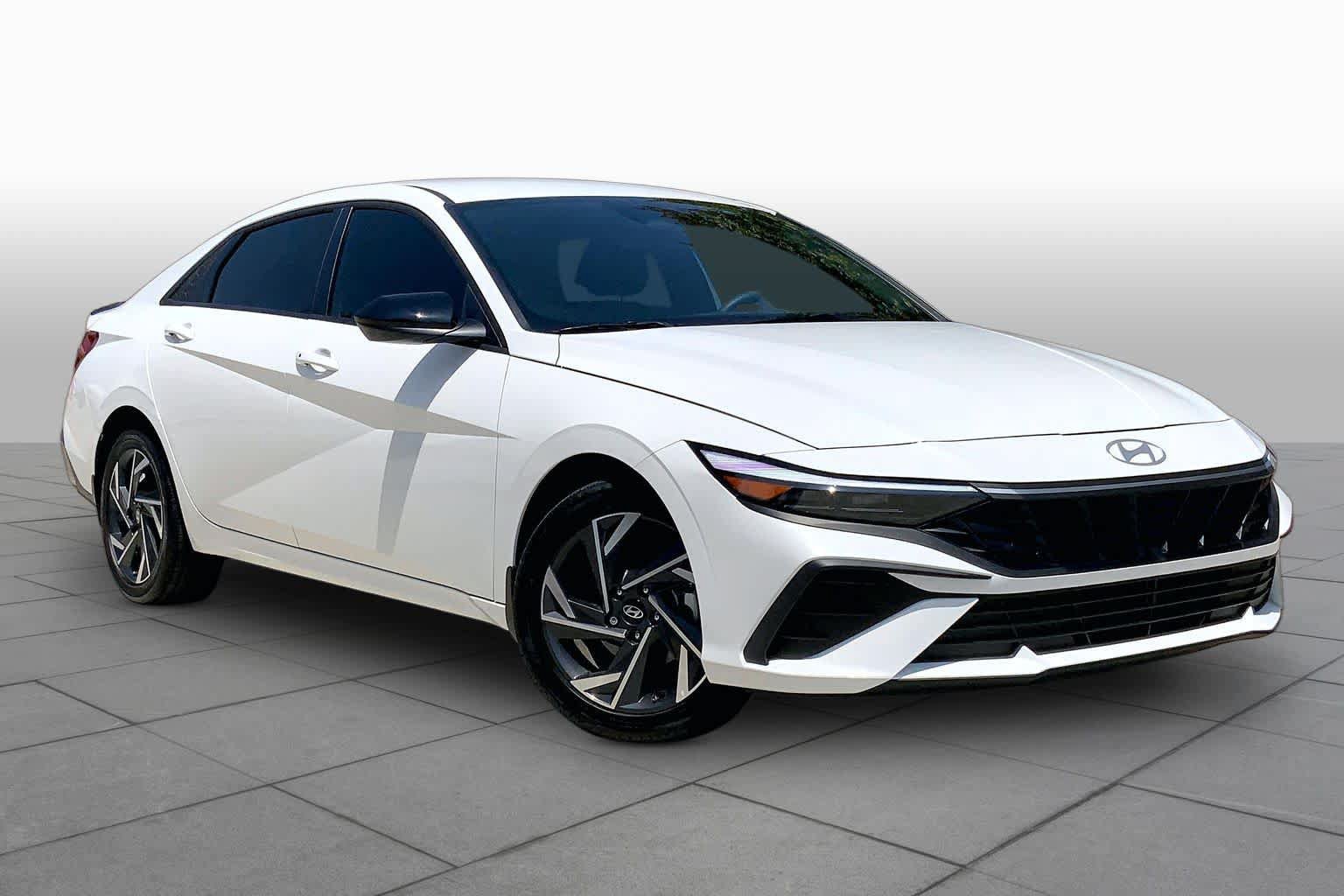 Used 2025 Hyundai Elantra SEL FWD image 3