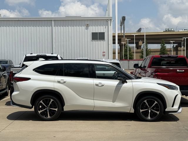 Used 2021 Toyota Highlander XSE FWD image 3