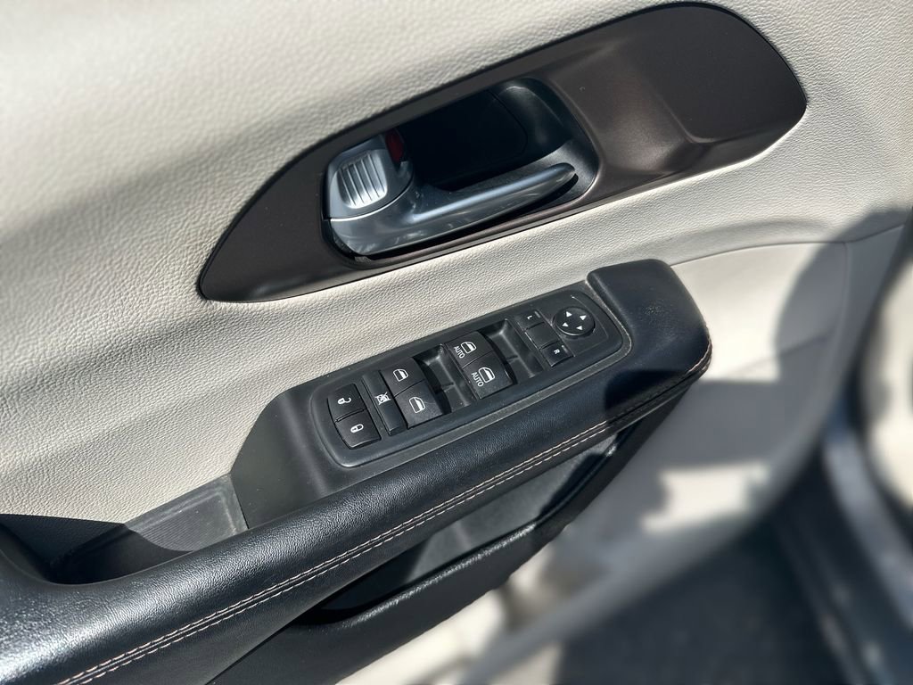 Used 2017 Chrysler Pacifica Touring-L FWD image 16
