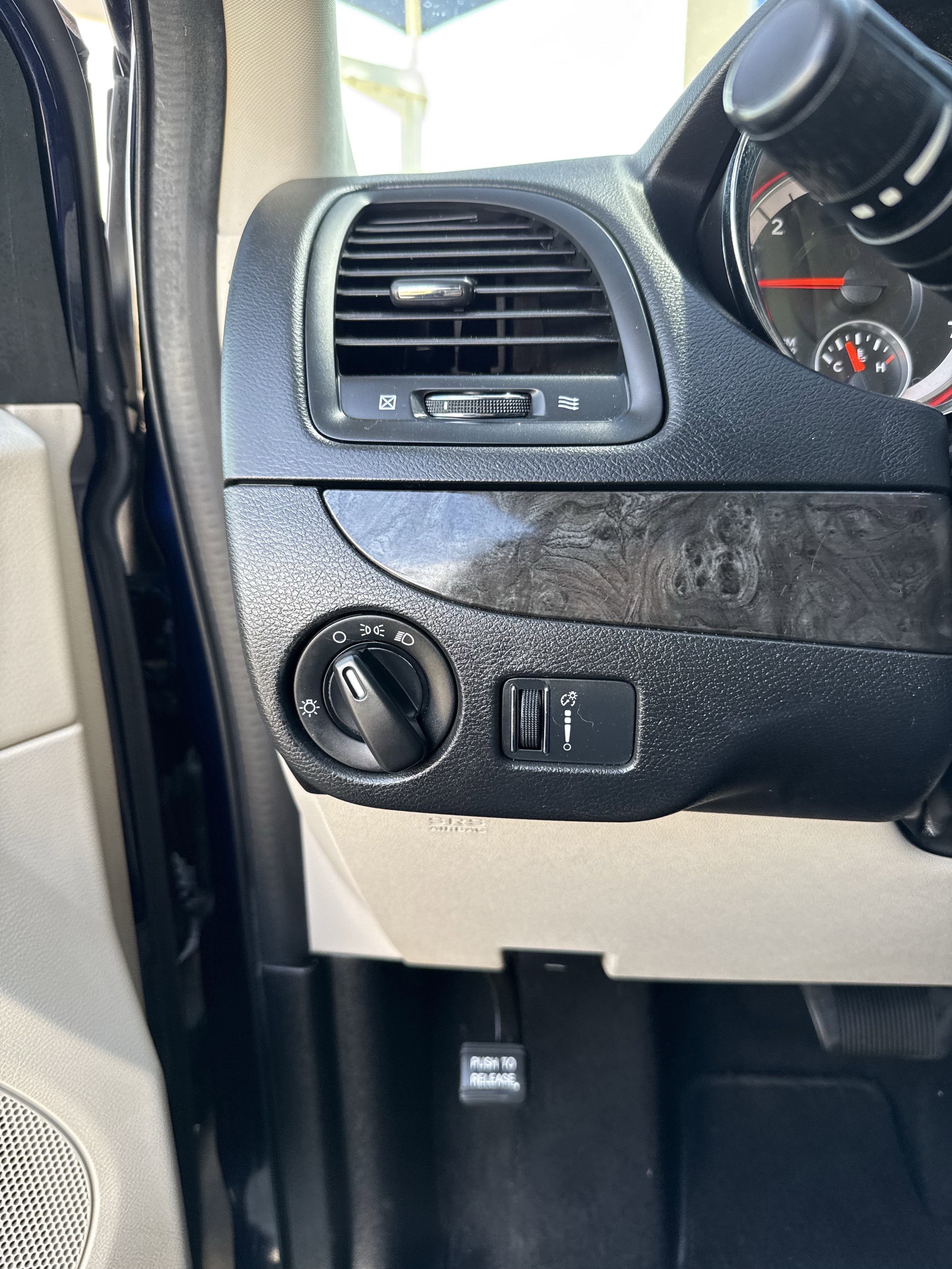 Used 2015 Dodge Grand Caravan SXT w/ UConnect Hands-Free Group image 27