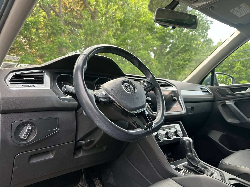 Used 2019 Volkswagen Tiguan SE w/ Panoramic Sunroof Package FWD image 12