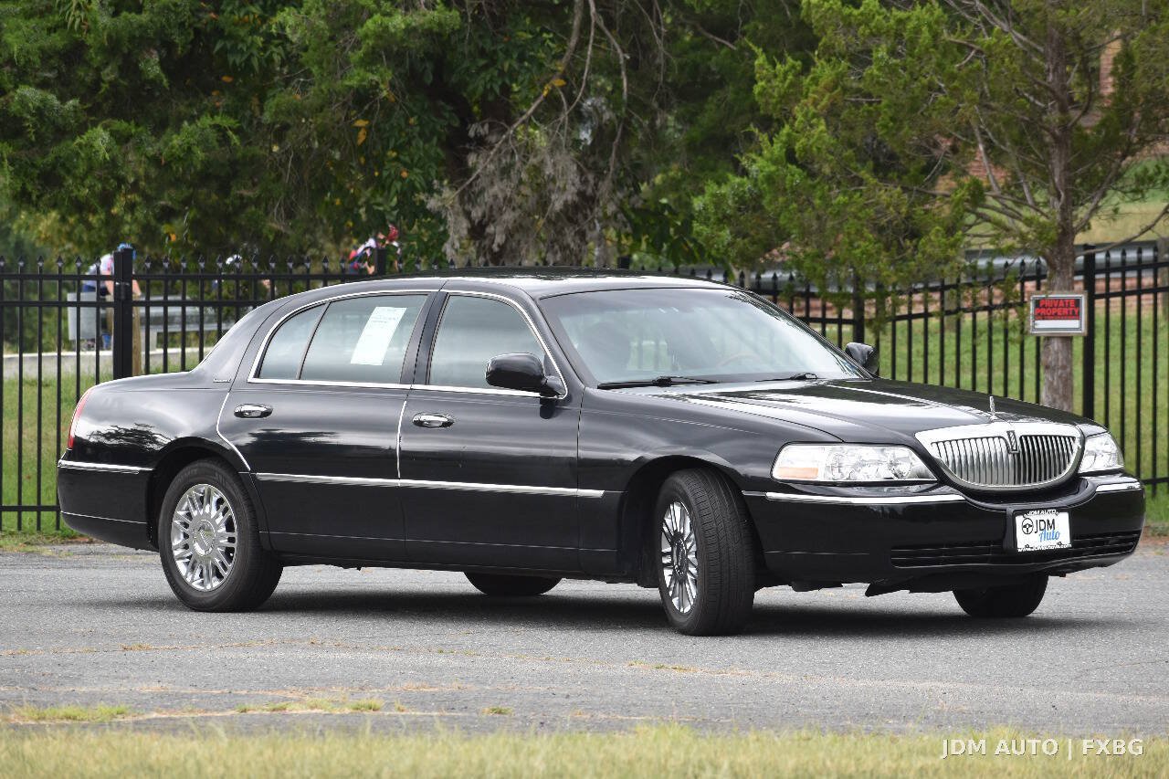 Used 2008 Lincoln Town Car Signature L RWD image 4