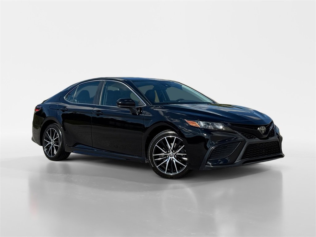 Used 2021 Toyota Camry SE image 1