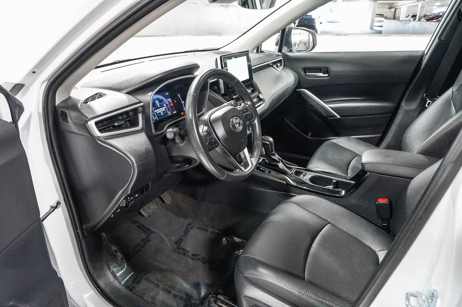 Used 2025 Toyota Corolla Cross XLE w/ Convenience Package FWD image 18
