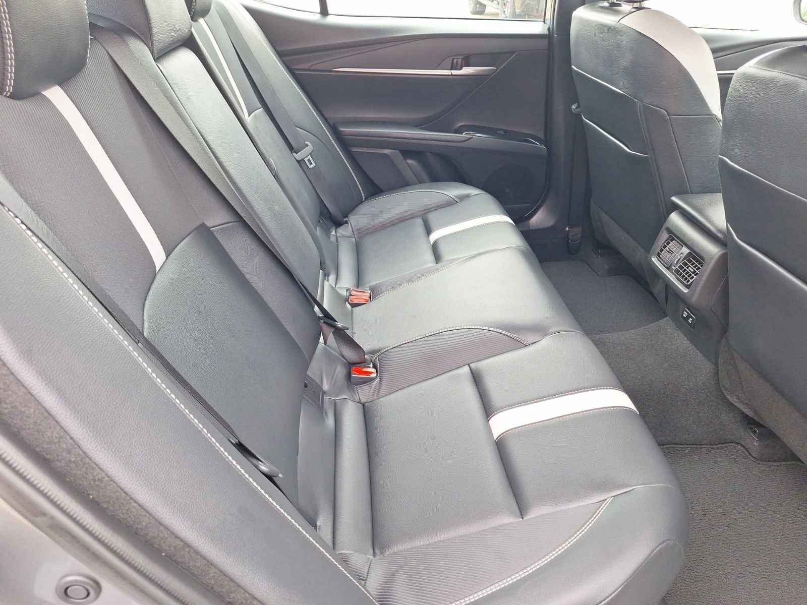 Used 2025 Toyota Camry SE w/ Convenience Package FWD image 30