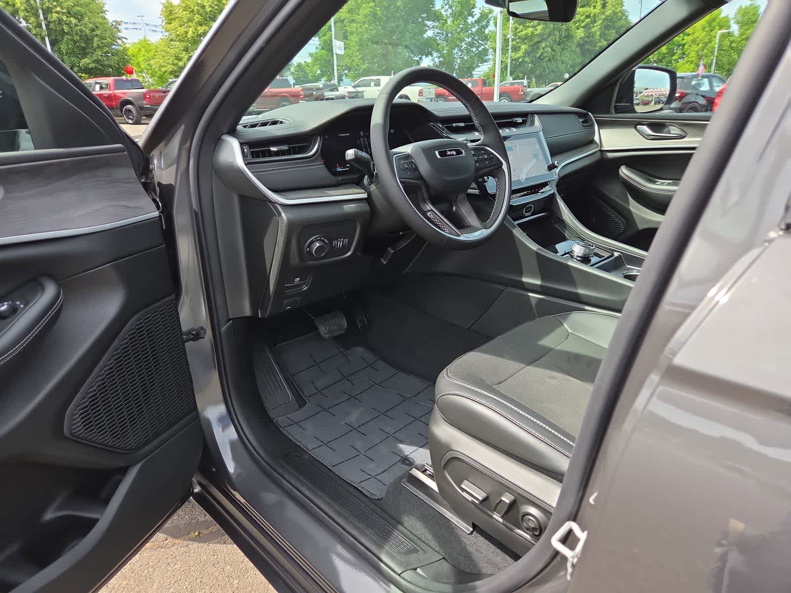 New 2026 Jeep Grand Cherokee Altitude AWD/4WD image 10