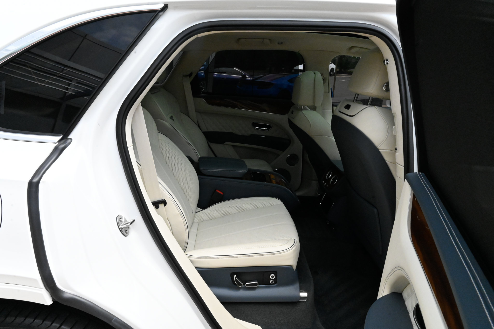 Used 2023 Bentley Bentayga AWD/4WD image 54
