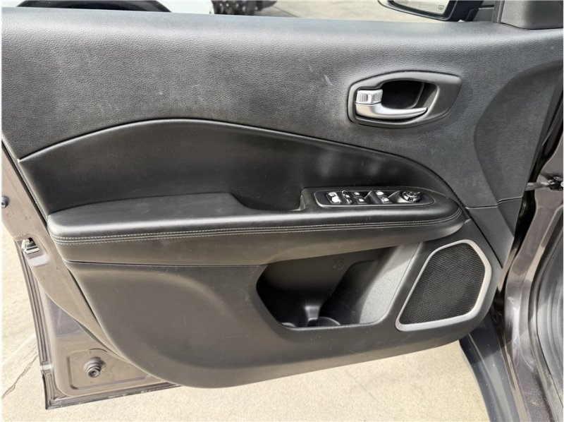 Used 2019 Jeep Compass Latitude FWD image 15